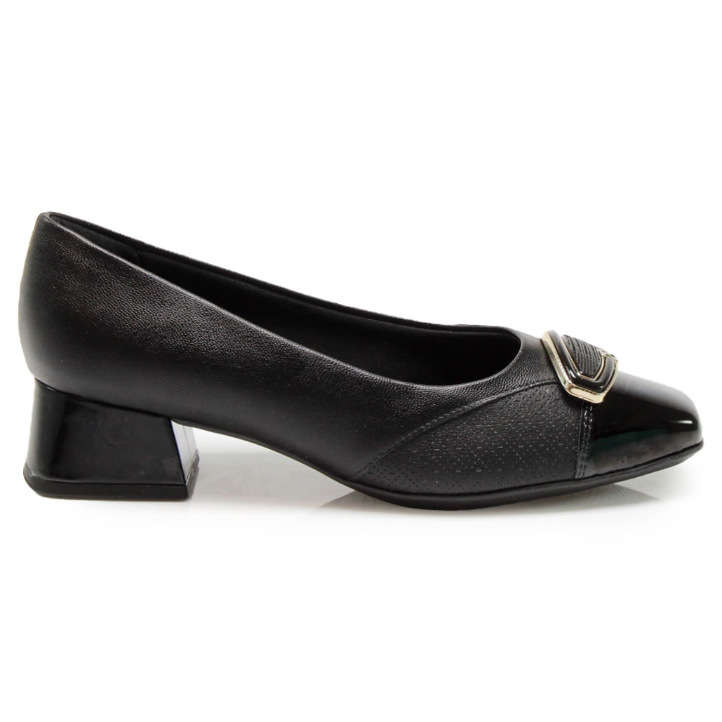 Sapato feminino preto perfil lateral em napa stretch com bico em verniz e enfeite dourado